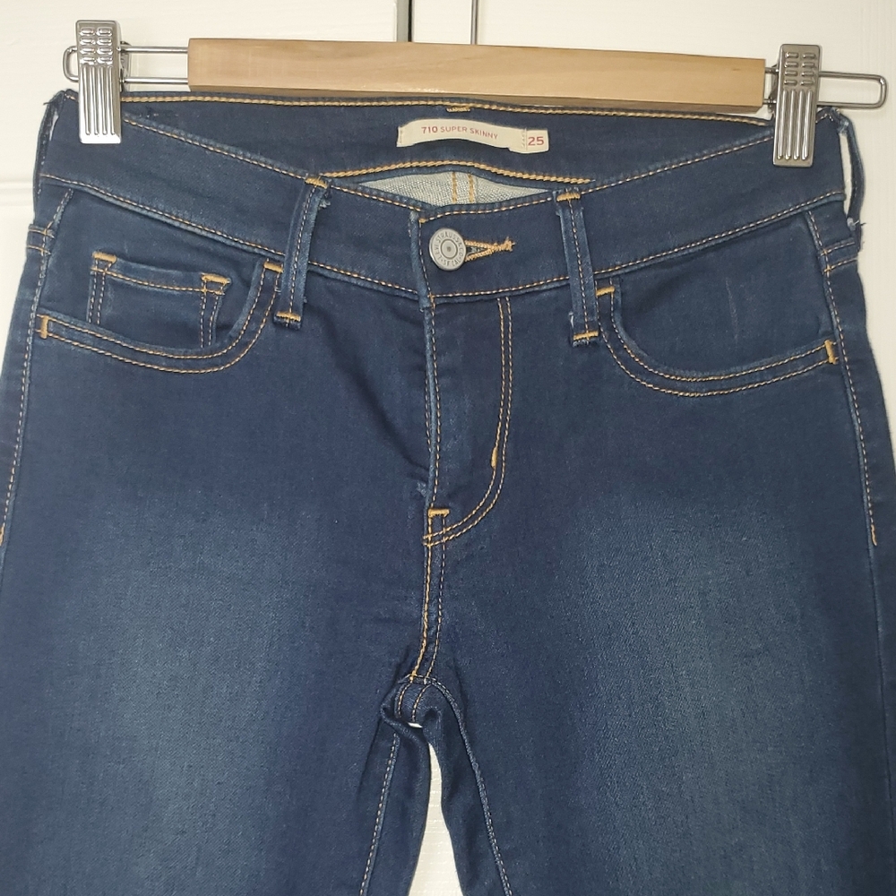 Levi's Women's Dark Blue Skinny Jeans. Size 25. Stretch.